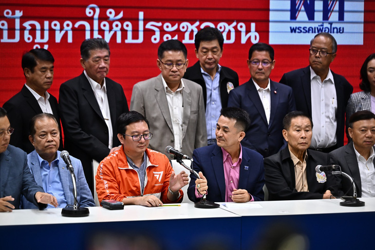 Các đảng trong liên minh ở Hạ viện Thái Lan họp báo ngày 21-7 - Ảnh: AFP