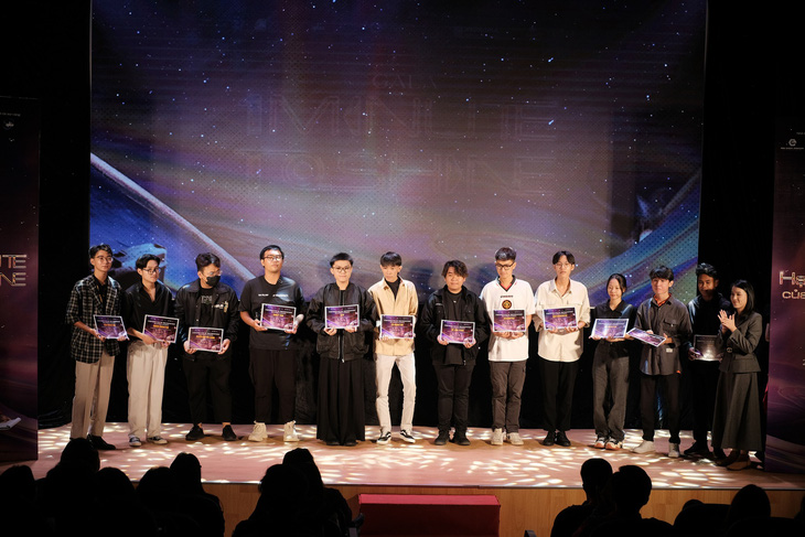 Các thí sinh nhận giải thưởng của cuộc thi làm phim ngắn 1 Minute To Shine - Ảnh: BTC
