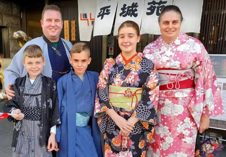 Sutherland-Smith và gia đình mặc kimono truyền thống ở Asakusa, Nhật Bản - Ảnh: ANNE SUTHERLAND