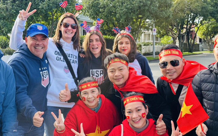 Người hâm mộ Việt Nam và Mỹ tưng bừng đi xem World Cup nữ