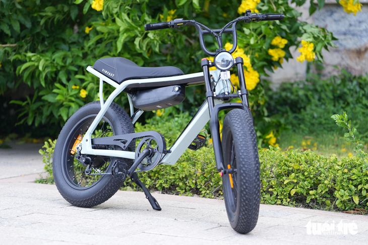 Sự ra mắt của mẫu xe đạp điện VinFast cũng cho thấy ngành công nghiệp xe đạp điện đang trỗi dậy, với sự đa dạng và sáng tạo. Xe hướng đến những người yêu thích sự độc đáo và cá tính trong phong cách di chuyển. Bánh lốp cỡ lớn có tính năng hỗ trợ chống trơn trợt khá tốt, tạo cảm giác lái vững chãi.