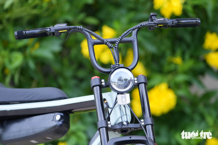 Điều đáng chú ý là xe đạp điện này sử dụng các linh kiện đạt tiêu chuẩn xuất khẩu sang Mỹ và châu Âu, thể hiện cam kết của nhà sản xuất với chất lượng và độ tin cậy của sản phẩm, giúp người dùng yên tâm và tin tưởng khi sử dụng. Theo ông Đào Hoàng Duy - trưởng phòng quản lý sản phẩm của xe điện VinFast, một trong những điểm đáng chú ý của chiếc xe đạp điện này là tính đa năng và tiện ích của nó.