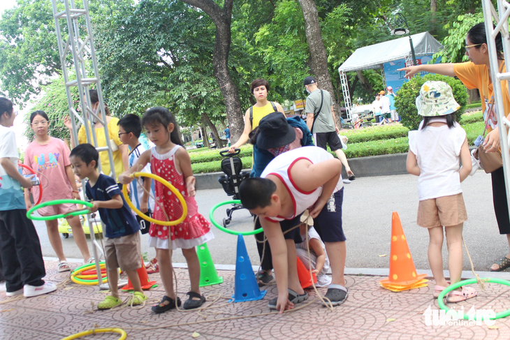 Khu vực trò chơi của ngày hội được nhiều bạn nhỏ và phụ huynh ghé thăm - Ảnh: DƯƠNG LIỄU