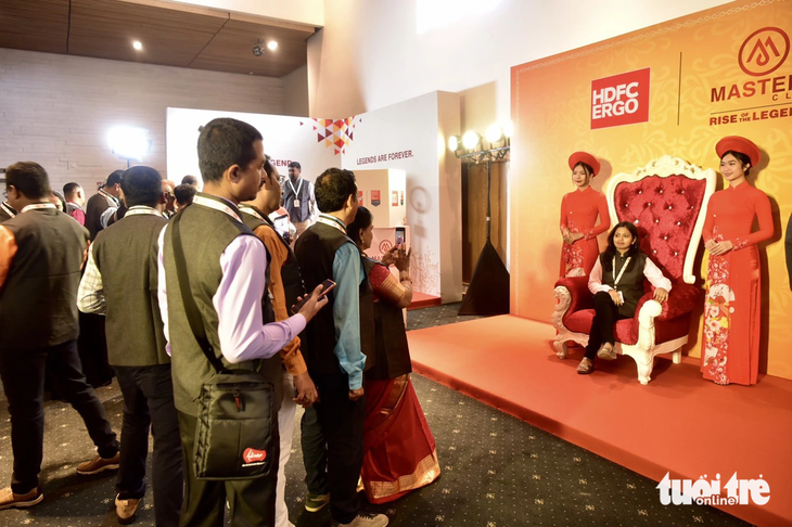 Các du khách Ấn Độ chụp ảnh check-in trước khi vào hội nghị chiều 22-7 - Ảnh: T.T.D.