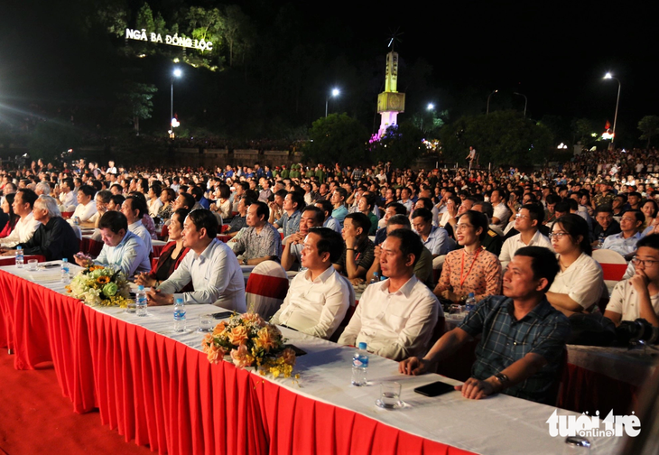 Hàng ngàn người tham dự chương trình nghệ thuật tại khu di tích lịch sử Ngã ba Đồng Lộc - Ảnh: L.M.
