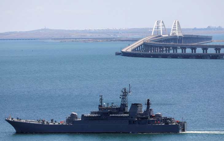 Một tàu đổ bộ của Hải quân Nga đi ngang qua cầu Crimea - Ảnh: REUTERS