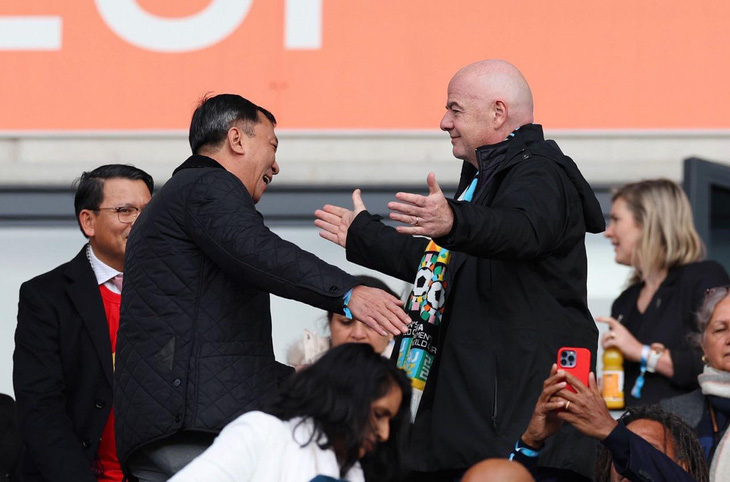 Chủ tịch FIFA Gianni Infantino (phải) chúc mừng Chủ tịch VFF Trần Quốc Tuấn (trái) sau trận đấu - Ảnh: VFF