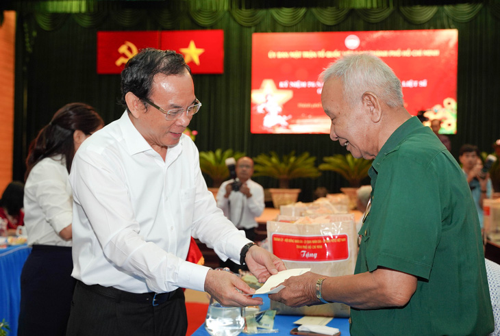 Bí thư Thành ủy Nguyễn Văn Nên gửi các phần quà đến các thương binh và gia đình - Ảnh: MTTQ