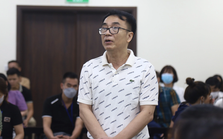 Ông Trần Hùng, cựu cục phó Cục Quản lý thị trường, tranh luận tại tòa - Ảnh: DANH TRỌNG