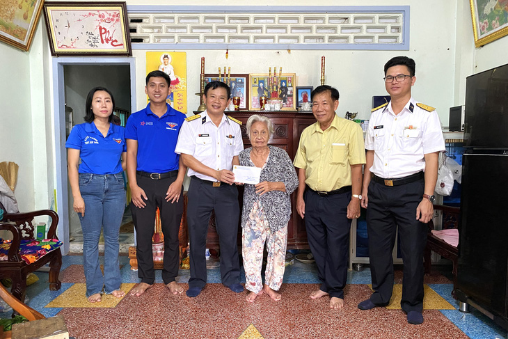 Lữ đoàn 127 đến thăm và tặng quà cho gia đình bà Phạm Thị Bảy (thân nhân liệt sĩ ở phường An Thới, TP Phú Quốc) - Ảnh: VĂN ĐỊNH