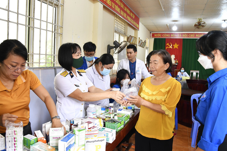 Lữ đoàn 127 Vùng 5 Hải quân phối hợp với Trung tâm Y tế TP Phú Quốc khám và cấp thuốc cho hàng trăm người có hoàn cảnh khó khăn ở Phú Quốc - Ảnh: VĂN ĐỊNH