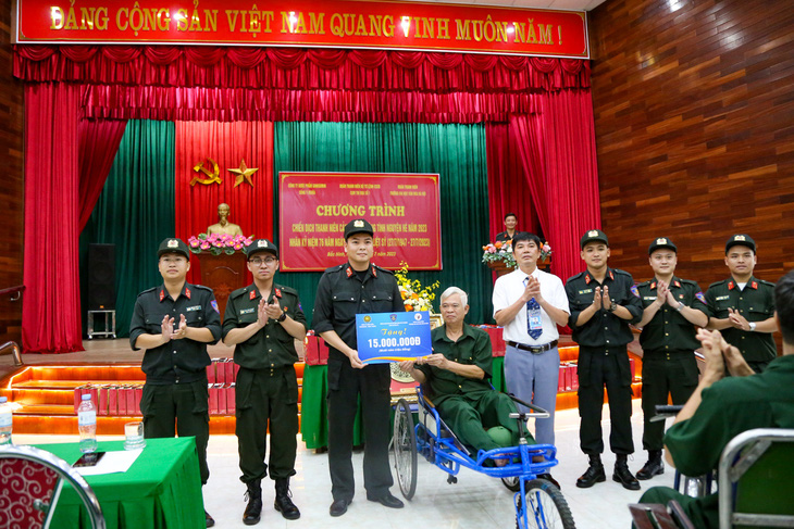 Đại diện các cơ sở Đoàn trong cụm thi đua số 1, Đoàn thanh niên Bộ Tư lệnh Cảnh sát cơ động tặng quà đại diện các bác thương binh tại Trung tâm điều dưỡng thương binh Thuận Thành - Ảnh: HÀ QUÂN
