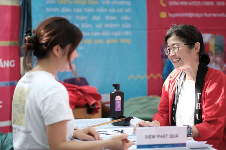 Cô Aoki, giảng viên người Nhật của Trường Đại học Y Khoa Tokyo Việt Nam, tư vấn cho thí sinh tại ngày hội. Trường Đại học Y Khoa Tokyo Việt Nam có hơn 60% giảng viên người Nhật. Không chỉ được học các môn chuyên ngành, sinh viên còn được đào tạo hơn 600 giờ học tiếng Nhật trong chương trình - Ảnh: MAI THƯƠNG
