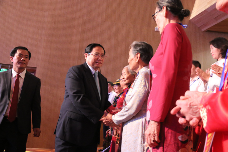 Thủ tướng Phạm Minh Chính thăm hỏi các Bà mẹ Việt Nam anh hùng tại Hội nghị biểu dương người có công với cách mạng tiêu biểu toàn quốc năm 2023 - Ảnh: NHẬT LINH