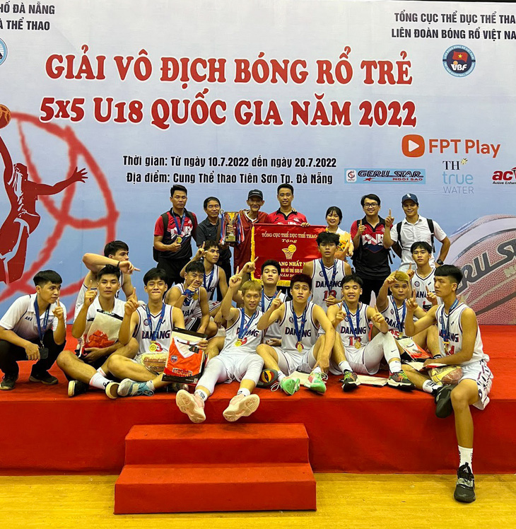 Nguyễn Anh Kiệt (hàng trước, giữa) vô địch Giải vô địch Bóng rổ trẻ 5x5 U18 quốc gia 2022 - Ảnh: VBA
