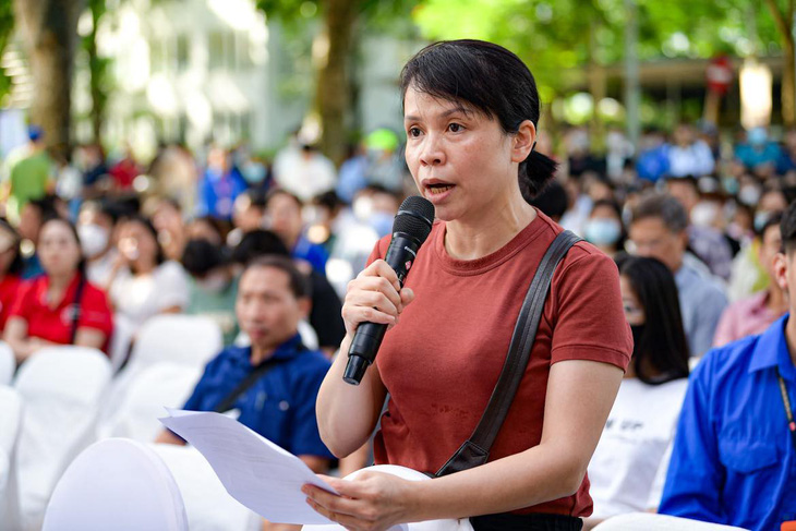 Phụ huynh nêu băn khoăn về đăng ký nguyện vọng xét tuyển tại ngày hội ở Hà Nội - Ảnh: NAM TRẦN