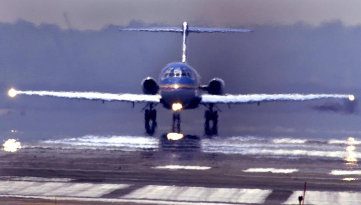 Nhiệt độ cao và sóng nhiệt làm biến dạng hình ảnh của một chiếc máy bay chở khách khi nó chuẩn bị cất cánh tại sân bay quốc gia Ronald Reagan ở Washington, DC - Ảnh: AFP