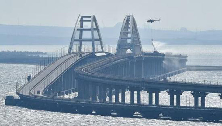 Cầu Crimea, tuyến đường cung cấp quan trọng của Nga tới Ukraine - Ảnh: AP