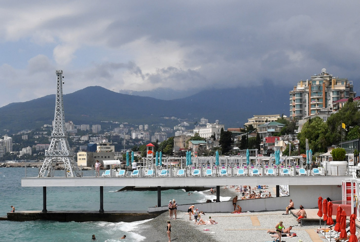 Du khách thư giãn ở thành phố nghỉ dưỡng Yalta hôm 19-7 - Ảnh: AFP