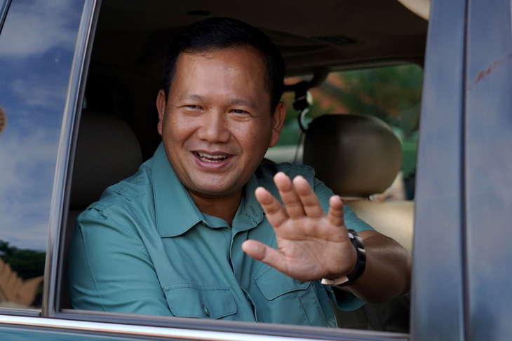 Ông Hun Manet vẫy chào sau khi bỏ phiếu sáng 23-7 - Ảnh: AFP