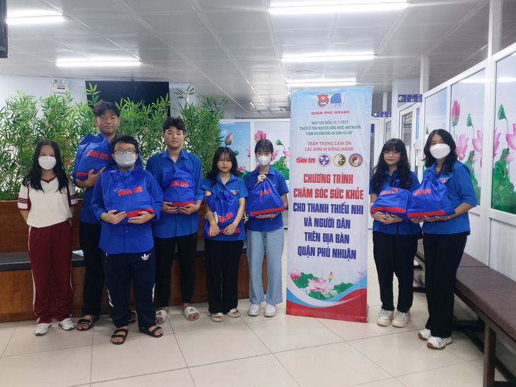 Thanh thiếu nhi quận Phú Nhuận được nhận phần quà miễn phí trong chương trình chăm sóc sức khỏe tại Viện Y dược học dân tộc TP.HCM - Ảnh: B.N. 