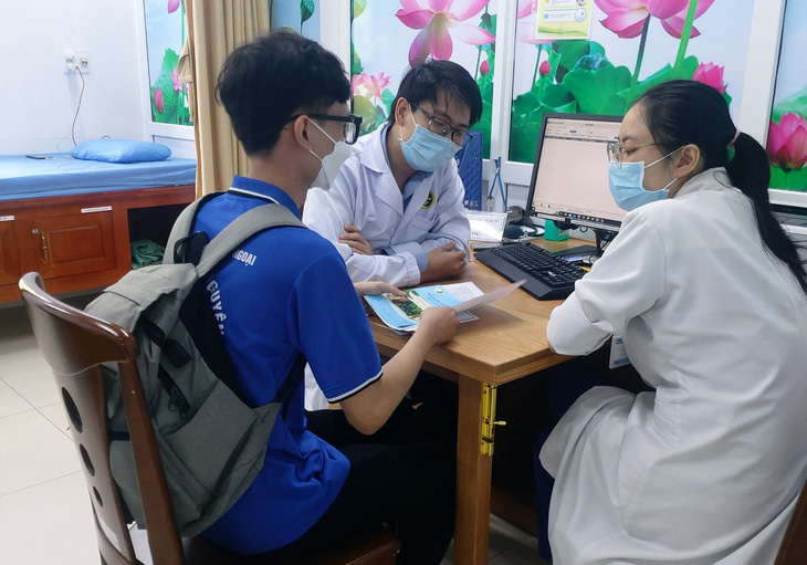 Bên cạnh nhận phần quà, đoàn viên tại quận Phú Nhuận được các bác sĩ của Viện Y dược học dân tộc TP.HCM tầm soát, khám sức khỏe miễn phí - Ảnh: B.N. 