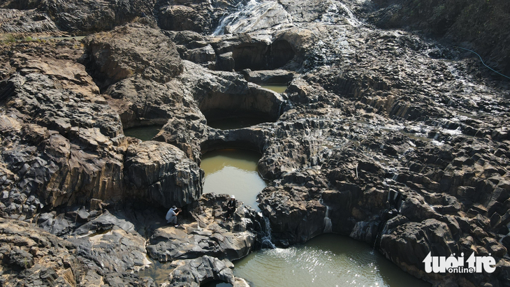 Thi thoảng trên đoạn suối xuất hiện những khối đá cổ bị mài lõm thành vùng lớn hoặc xuyên thủng tạo thành những lỗ hổng rộng vài mét