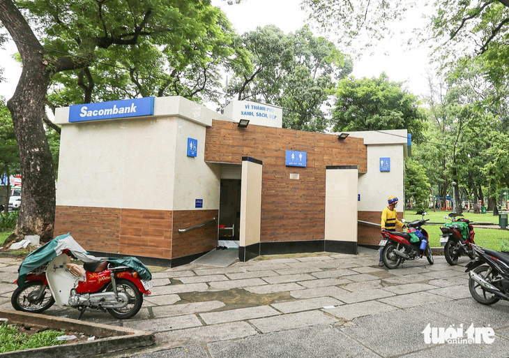 Nhà vệ sinh công cộng tại công viên Lê Văn Tám (quận 1) - Ảnh: CHÂU TUẤN