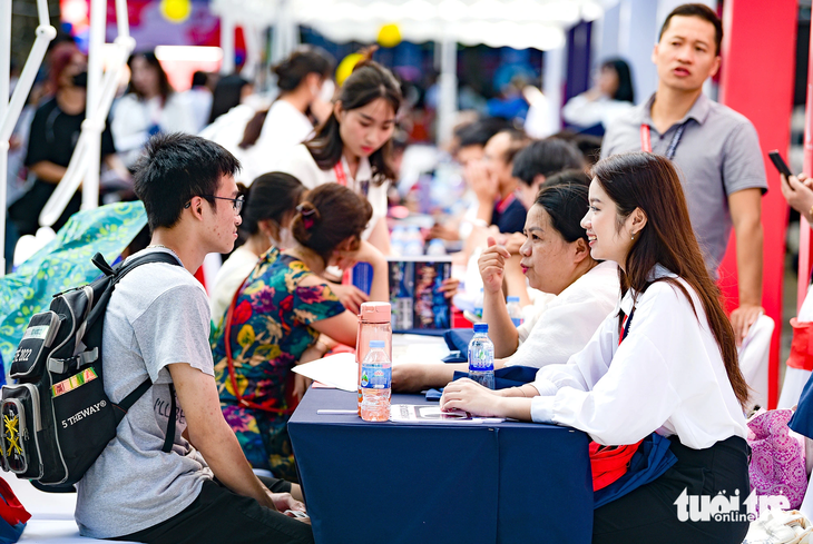 Sáng 22-7, nhiều phụ huynh và học sinh tham gia Ngày hội lựa chọn nguyện vọng xét tuyển đại học 2023 do báo Tuổi Trẻ tổ chức tại Hà Nội - Ảnh: NAM TRẦN