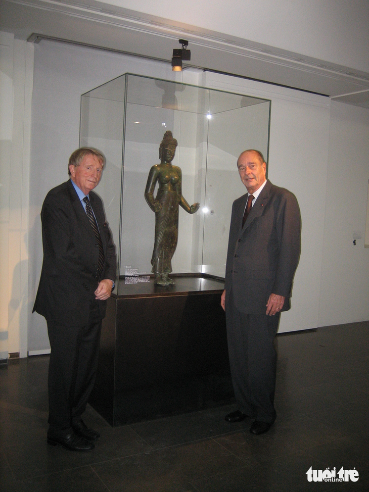 Cố tổng thống Pháp Jacques Chirac (bên phải, ông mất năm 2019) đến chiêm ngưỡng và chụp ảnh với tượng Bồ tát Tara lúc bảo vật này xuất ngoại sang Bảo tàng Quốc gia nghệ thuật châu Á Guimet (ở thủ đô Paris, Pháp) năm 2005 - Ảnh: Ông Phan Công Hải cung cấp