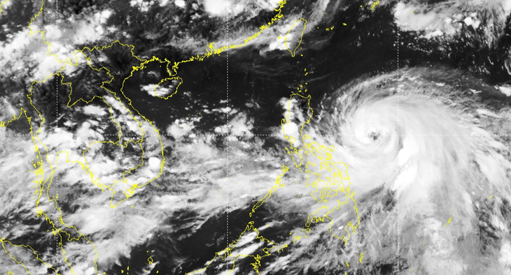 Ảnh mây vệ tinh có thể thấy rõ mắt bão Doksuri - Ảnh: NCHMF