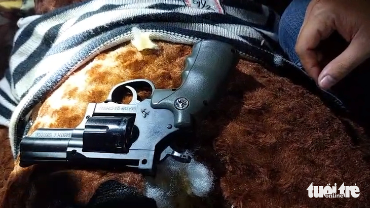 Công an huyện Châu Thành phát hiện khẩu súng ngắn tại nhà Phát được cất giấu trong gấu bông - Ảnh: TIẾN VĂN