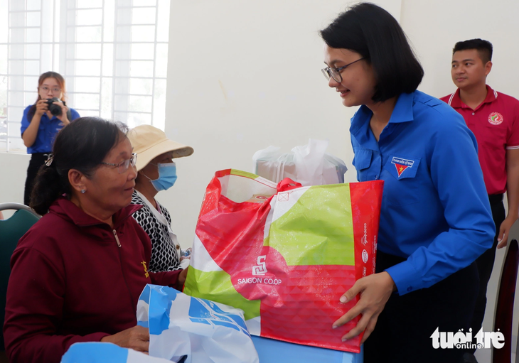 Phó bí thư Thành Đoàn TP.HCM Trần Thu Hà trao quà cho các gia đình chính sách tại huyện Củ Chi (TP.HCM) - Ảnh: K.ANH