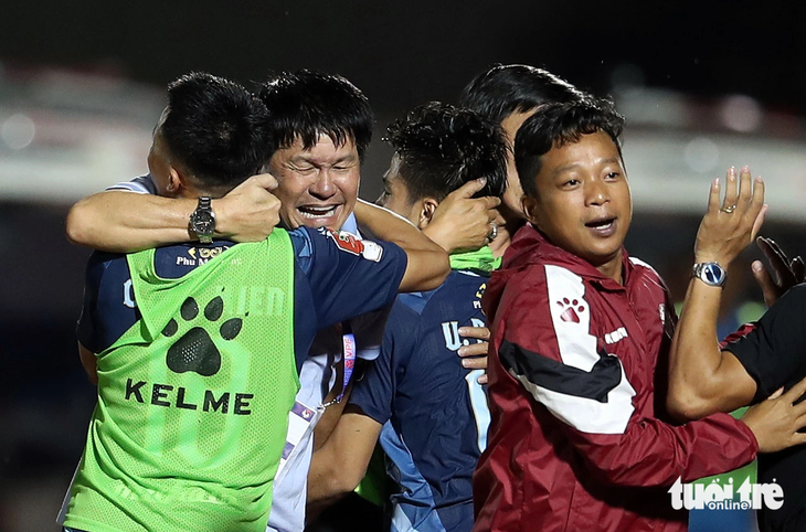 Niềm vui của HLV Vũ Tiến Thành với các cầu thủ sau trận thắng - Ảnh: N.K