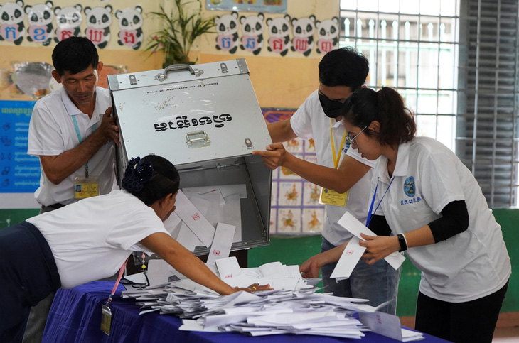 Kiểm phiếu tại một địa điểm bầu cử ở Phnom Penh, Campuchia, ngày 23-7 - Ảnh: REUTERS