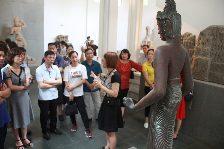 Công chúng nghe thuyết minh bức tượng bồ tác Tara ở Bảo tàng điêu khắc Chăm Đà Nẵng - Ảnh: TRƯỜNG TRUNG