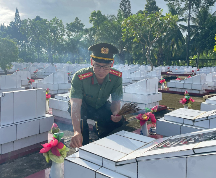 Những mộ phần của anh hùng liệt sĩ ở Kiên Giang được lau chùi sạch sẽ - Ảnh: TRƯƠNG QUỐC