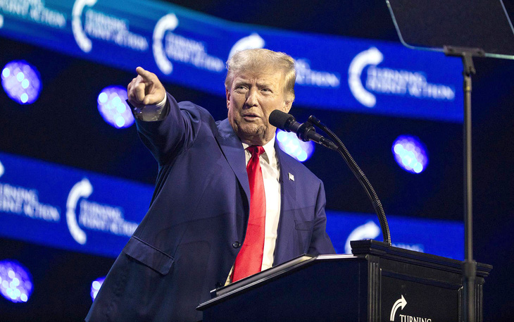 Cựu tổng thống Donald Trump phát biểu tại hội nghị ở TP West Palm Beach, bang Florida, Mỹ hôm 15-7 - Ảnh: New York Times