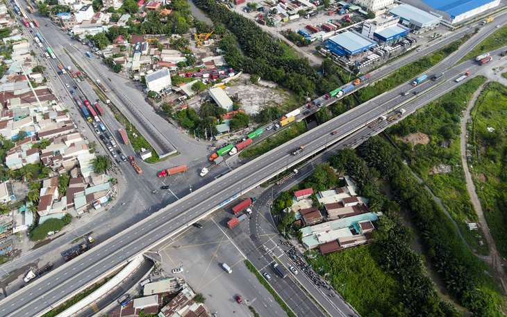 Cận cảnh đường dẫn cầu Phú Mỹ, dự án TP.HCM đang đòi lại 355 tỉ đồng