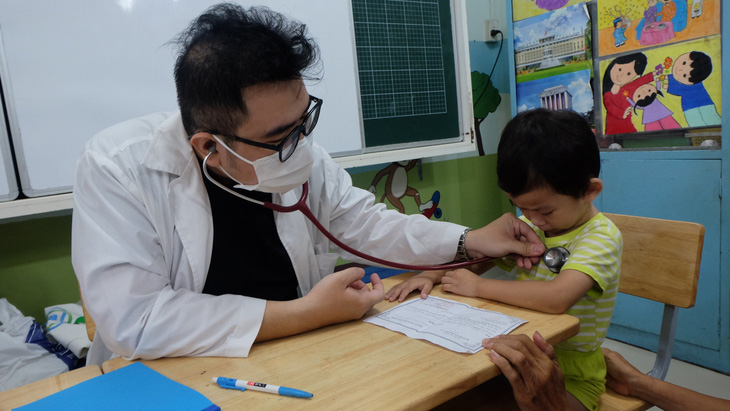 Bác sĩ kiểm tra sức khỏe cho trẻ em trên địa bàn quận 4 - Ảnh: B.N. 