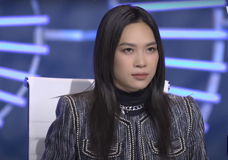 Mỹ Tâm diện trang phục đen, trang điểm nhẹ nhàng ở tập mới nhất của Vietnam Idol. Nữ ca sĩ tiếp tục được khán giả khen ngợi về nhan sắc trẻ trung - Ảnh chụp màn hình