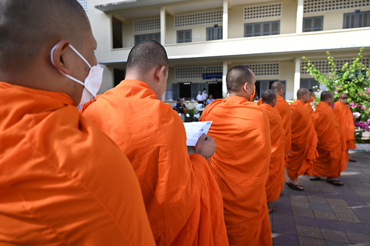 Các nhà sư xếp hàng chờ bỏ phiếu tại thủ đô Phnom Penh - Ảnh: AFP