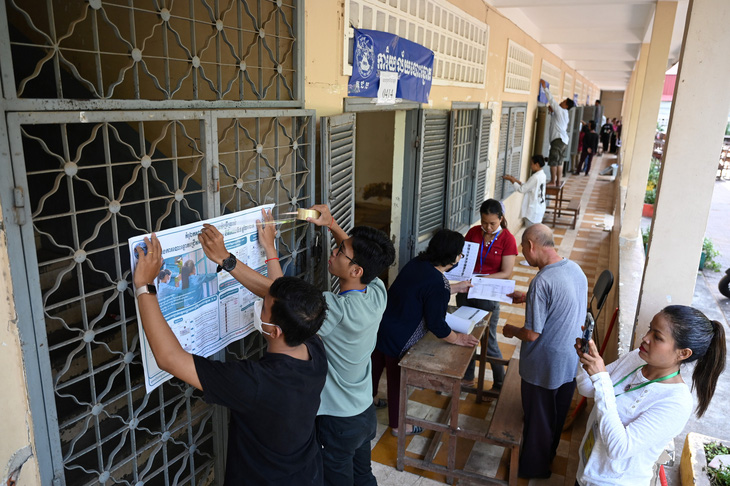 Các cán bộ chuẩn bị cho công tác bầu cử tại một điểm bỏ phiếu tại thủ đô Phnom Penh ngày 22-7. Các hoạt động vận động tranh cử đã kết thúc từ ngày 21-7. Ngày 22-7 là "ngày trắng" cấm mọi hoạt động kể trên - Ảnh: AFP