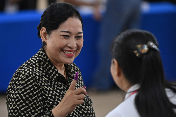 Một cử tri tại tỉnh Kandal tươi cười sau khi bỏ phiếu - Ảnh: AFP