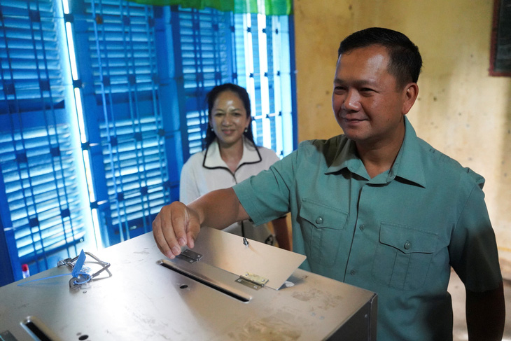 Đại tướng Hun Manet - con trai cả của ông Hun Sen - bỏ phiếu tại thủ đô Phnom Penh. Thủ tướng Hun Sen mong muốn ông Hun Manet sẽ kế nhiệm mình ngay trong nhiệm kỳ tới - Ảnh: REUTERS