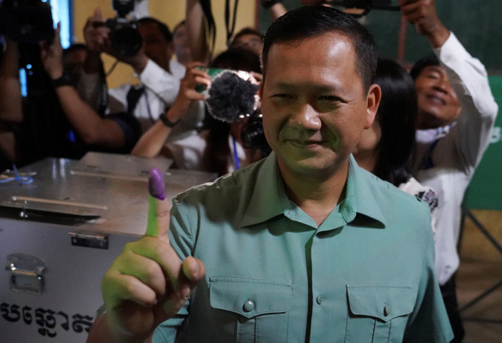 Ông Hun Manet khoe ngón tay nhuộm mực tím - dấu hiệu cho các cử tri đã bỏ phiếu ngày 23-7 - Ảnh: AFP