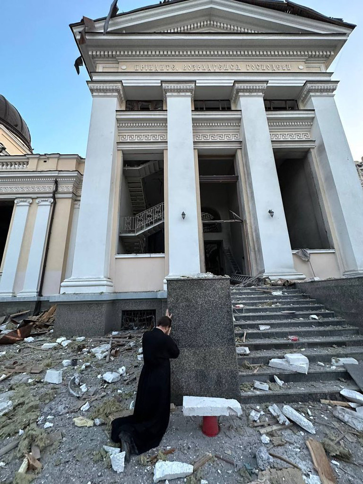Một người đàn ông quỳ khóc trước cửa nhà thờ Spaso-Preobrazhenskyi - Ảnh: TWITTER/Maria Avdeeva