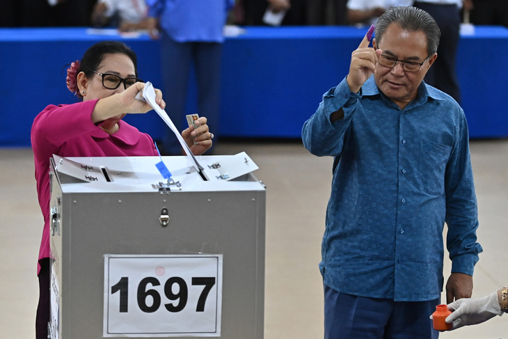 Hai cử tri tại tỉnh Kandal bỏ phiếu và khoe ngón tay có dấu mực tím - dấu hiệu cho biết cử tri đã tham gia bỏ phiếu. Hầu hết các cử tri Campuchia cho biết vẫn sẽ đặt niềm tin vào Đảng CPP - Ảnh: AFP