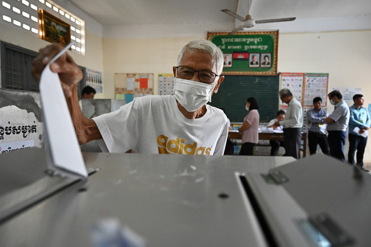 Cử tri cao tuổi bỏ phiếu tại thủ đô Phnom Penh. Dự kiến khoảng 9,7 triệu cử tri đạt điều kiện sẽ tham gia bỏ phiếu tại lần bầu cử này - Ảnh: AFP
