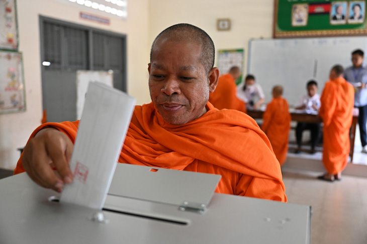 Một nhà sư bỏ phiếu tại thủ đô Phnom Penh - Ảnh: AFP